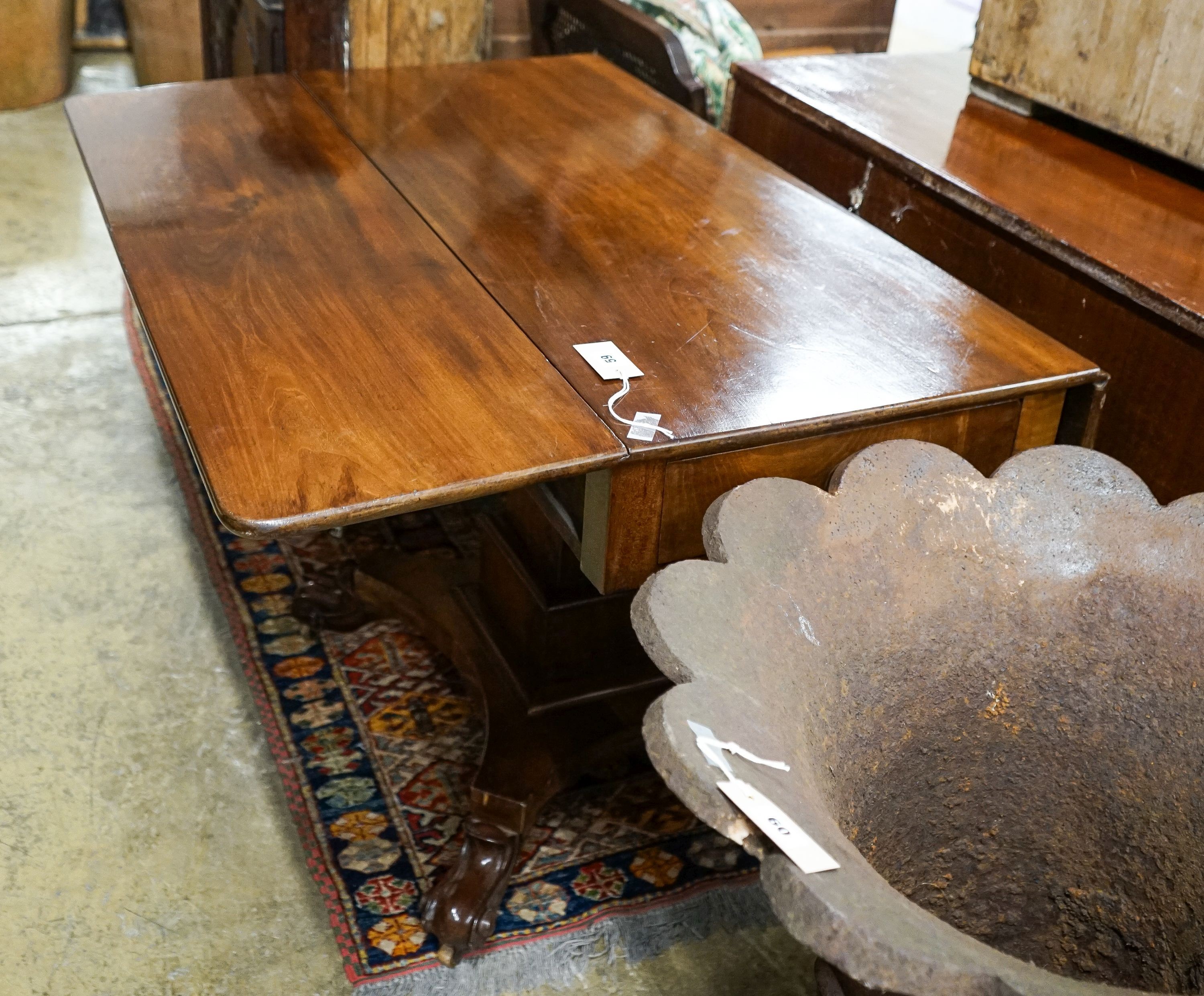 A Victorian mahogany Pembroke breakfast table, length 106cm, depth 48cm, height 76cm